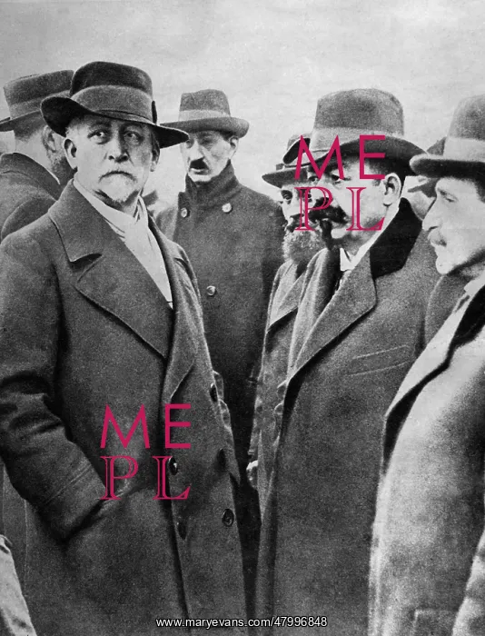: Reich President Friedrich Ebert (2nd from right) and : Reich President Friedrich Ebert (2nd from right) and