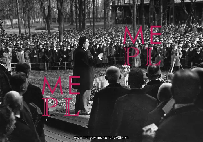 : Reich President Friedrich Ebert (center) during a : Reich President Friedrich Ebert (center) during a