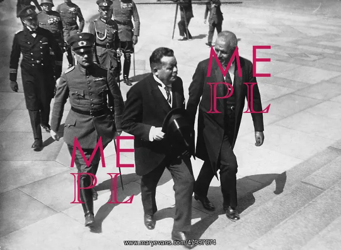 : Reich President Friedrich Ebert (center) and Reich : Reich President Friedrich Ebert (center) and Reich