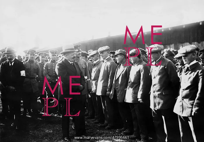 : Reich President Friedrich Ebert (center) welcomes : Reich President Friedrich Ebert (center) welcomes