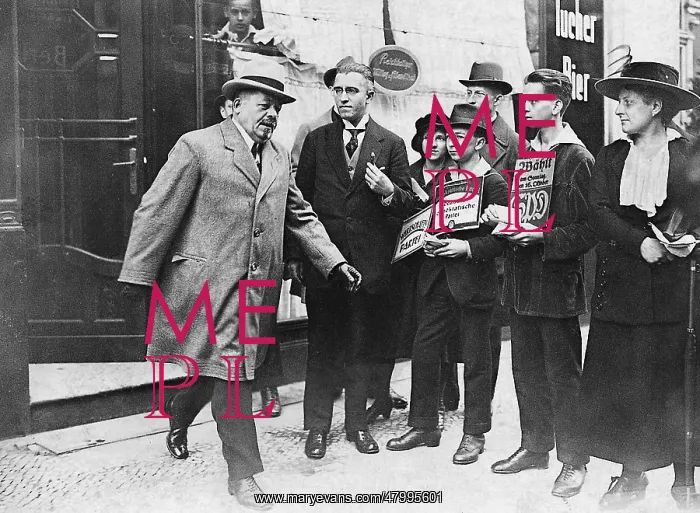 : Reich President Friedrich Ebert (left), flanked by : Reich President Friedrich Ebert (left), flanked by