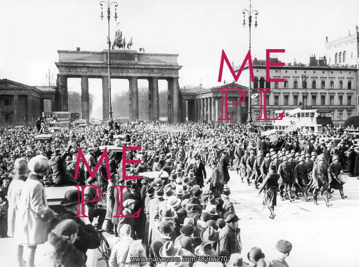 : Reichswehr parade in front of the Brandenburg Gate in Berlin : Reichswehr parade in front of the Brandenburg Gate in Berlin
