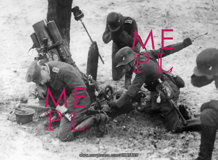 : Reichswehr soldiers at a mine thrower during an exercise : Reichswehr soldiers at a mine thrower during an exercise