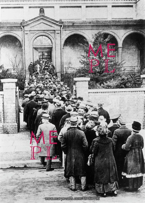 : RELATIVES AT MORGUE / 1918 : RELATIVES AT MORGUE / 1918