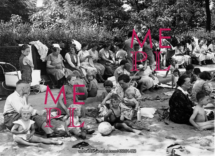 : Relaxation in the Neukoelln Volkspark, 1936 : Relaxation in the Neukoelln Volkspark, 1936