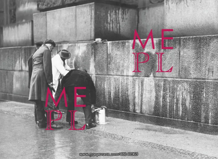 : Removal of Communist slogans at the Reichstag, 1932 : Removal of Communist slogans at the Reichstag, 1932