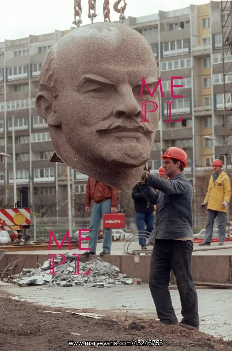 : Removal of Lenin monument in Berlin 1991 : Removal of Lenin monument in Berlin 1991