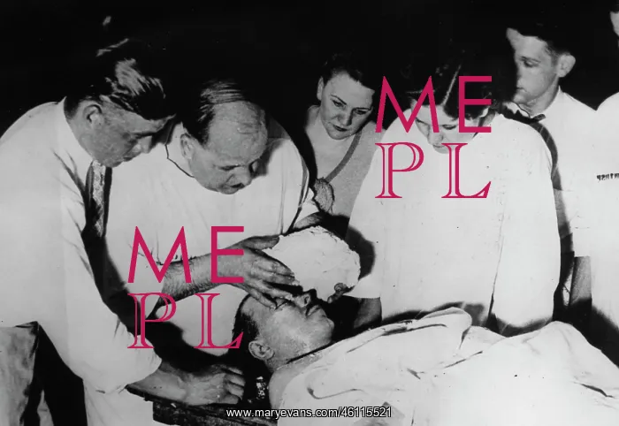 : Removing the death mask of John Dillinger's face : Removing the death mask of John Dillinger's face