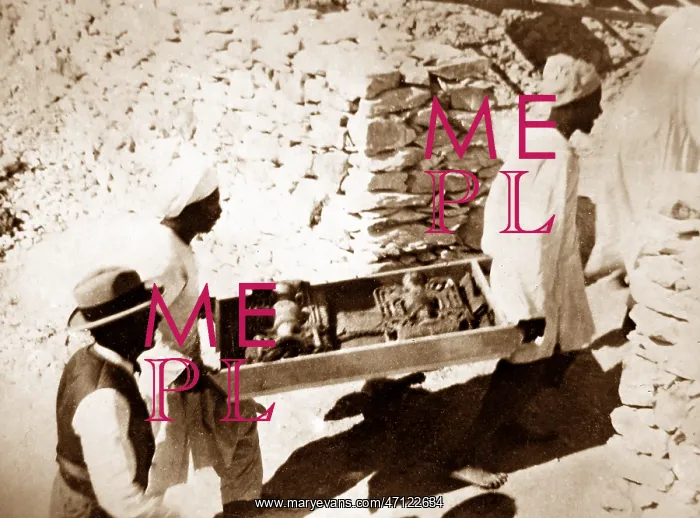 : Removing items from the tomb of Tutankhamun in : Removing items from the tomb of Tutankhamun in