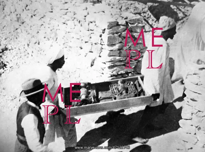 : Removing items from tomb of Tutankhamun, Valley : Removing items from tomb of Tutankhamun, Valley