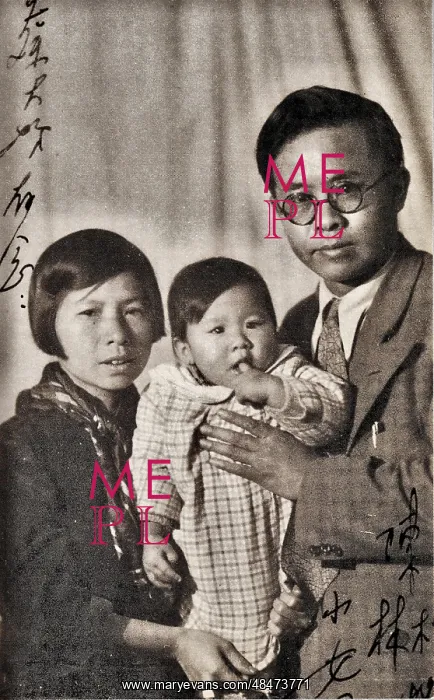 : Ren Bishi and Chen Congying With Their Daughter : Ren Bishi and Chen Congying With Their Daughter