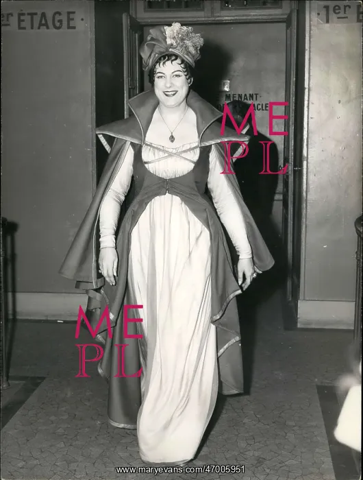 : Renata Tebaldi, opera singer, ready for Tosca performance : Renata Tebaldi, opera singer, ready for Tosca performance