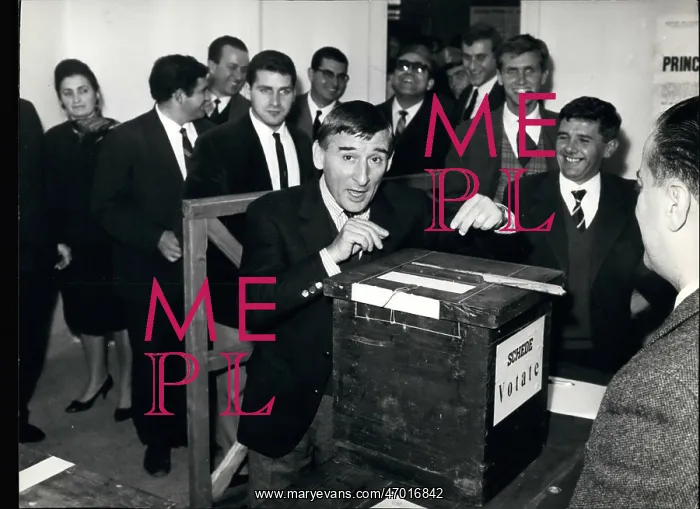 : Renato Rascel, Italian actor and singer, voting in elections : Renato Rascel, Italian actor and singer, voting in elections