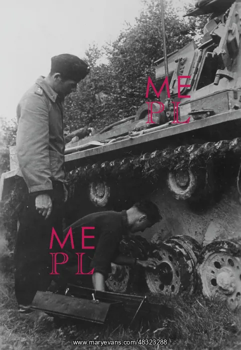 : Repair of a tank - Eastern Front, 1942 : Repair of a tank - Eastern Front, 1942