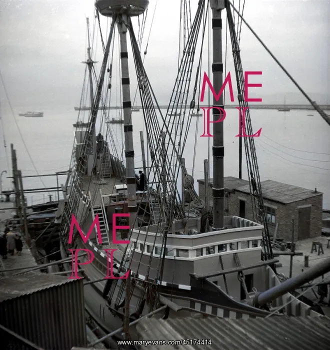 : Replica of The Mayflower in Brixham Harbour, Devon : Replica of The Mayflower in Brixham Harbour, Devon