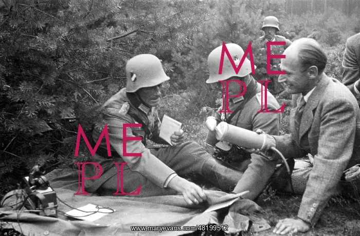 : Reporter reports on a maneuver, 1937 : Reporter reports on a maneuver, 1937
