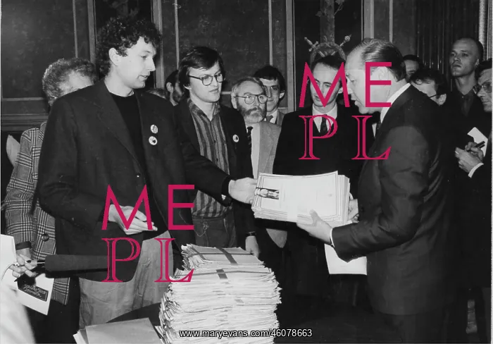 : Representative of Konrad Lorenz referendum hand : Representative of Konrad Lorenz referendum hand
