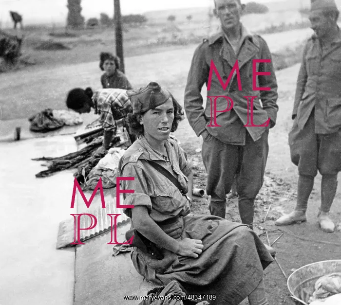 : Republican female fighter during the Battle : Republican female fighter during the Battle