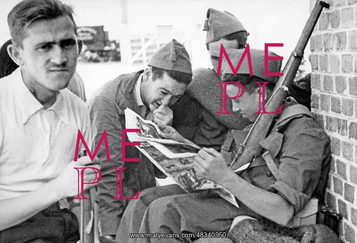 : Republican fighters reading newspaper, Madrid, 1936 : Republican fighters reading newspaper, Madrid, 1936
