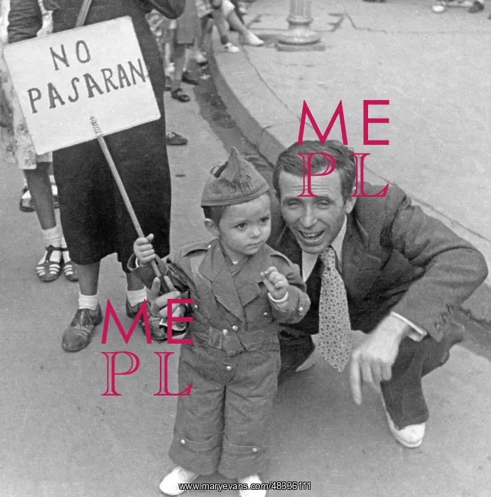 : Republican supporter with his son in Madrid, 1938 : Republican supporter with his son in Madrid, 1938