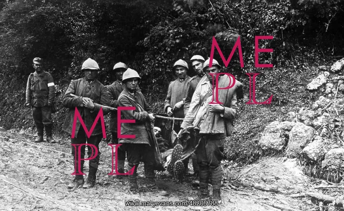 : Rescue of a wounded soldier, 1918 : Rescue of a wounded soldier, 1918