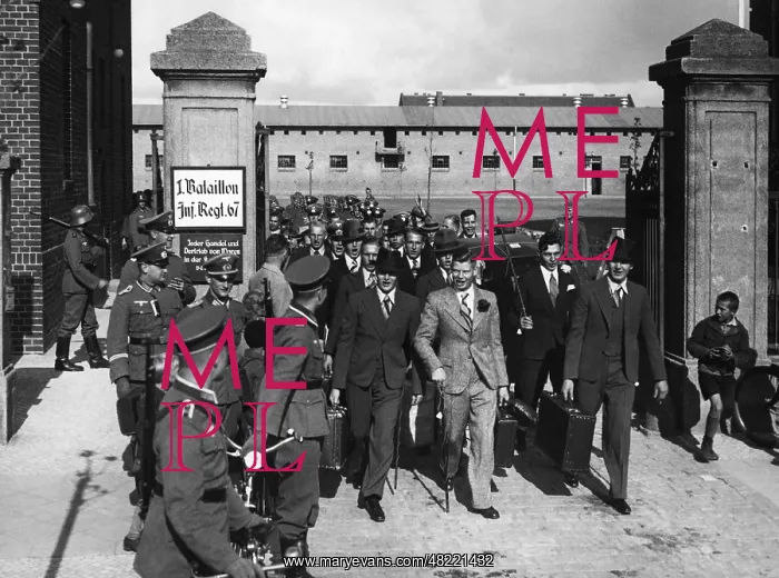 : Reservists march out of the barracks, 1936 : Reservists march out of the barracks, 1936