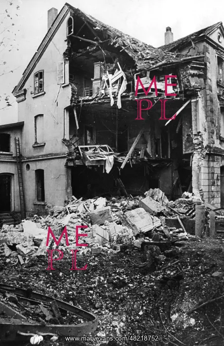 : A residential building destroyed during an air raid, 194 : A residential building destroyed during an air raid, 194