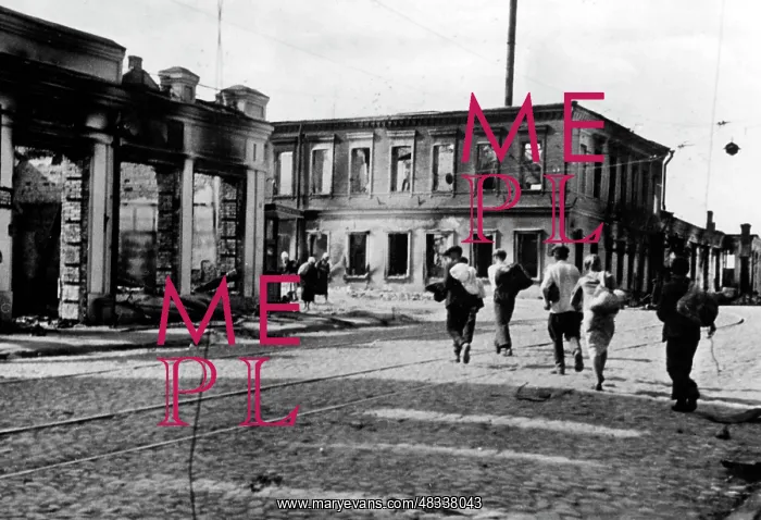 : Residents return to the destroyed Vitebsk, 1941 : Residents return to the destroyed Vitebsk, 1941