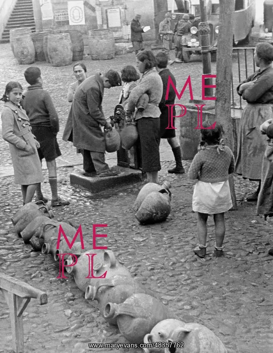 : Residents of Toledo at a well, 1937 : Residents of Toledo at a well, 1937
