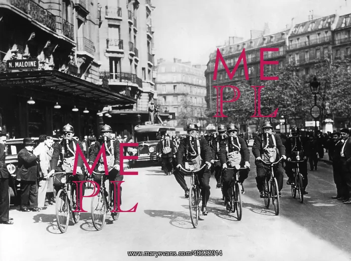 : Respiratory protection exercise in Paris, 1939 : Respiratory protection exercise in Paris, 1939