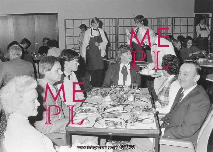 : RESTAURANT SCENE 1980S : RESTAURANT SCENE 1980S