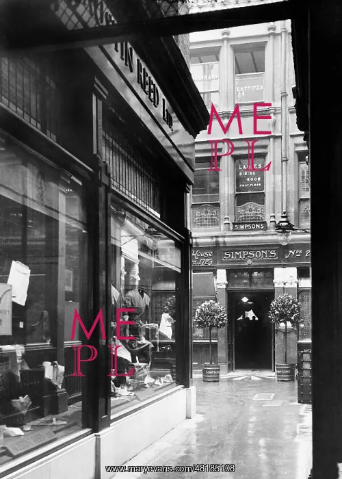 : The restaurant Simpson's in London, 1930 : The restaurant Simpson's in London, 1930