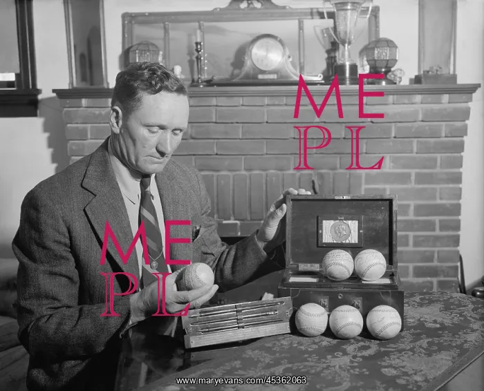 : Retired baseball legend Walter Johnson with souvenir : Retired baseball legend Walter Johnson with souvenir