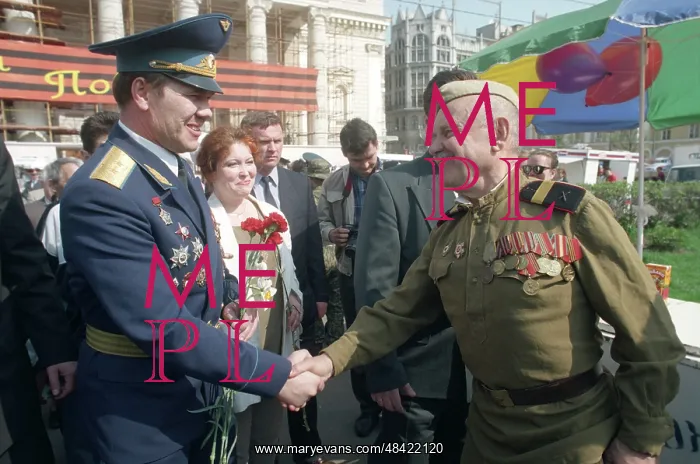 : Retired Lieutenant General Lebed greets Russian : Retired Lieutenant General Lebed greets Russian