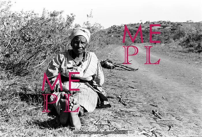 : Retired / unemployed elderly woman on a road in iSithebe : Retired / unemployed elderly woman on a road in iSithebe