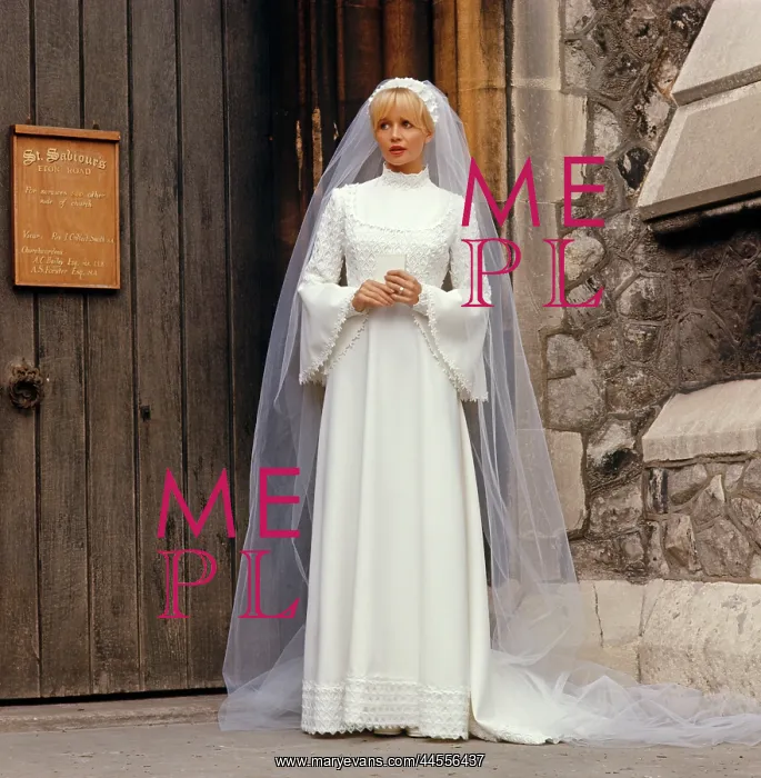  : Retro bride in wedding dress