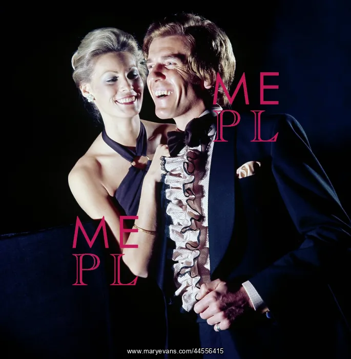  : Retro couple in evening dress