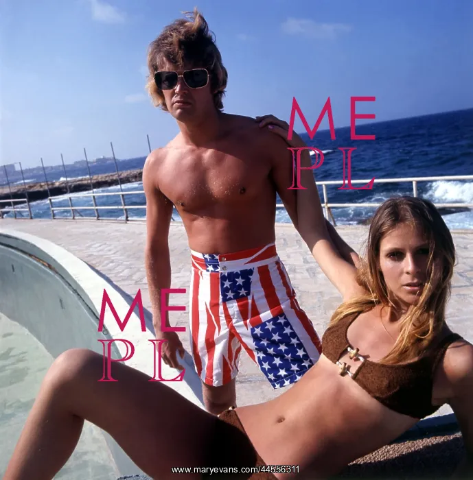  : Retro couple posing in beachwear