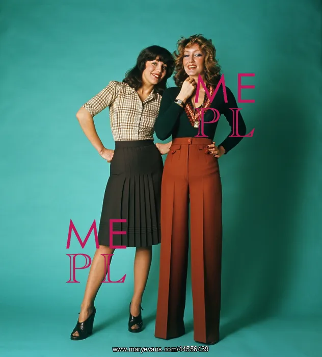  : Two retro fashion models