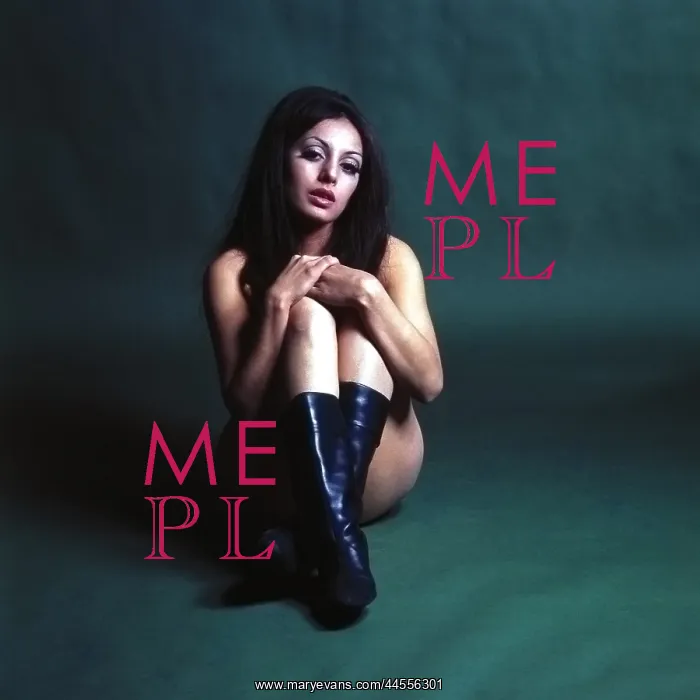  : Retro female Model in black boots