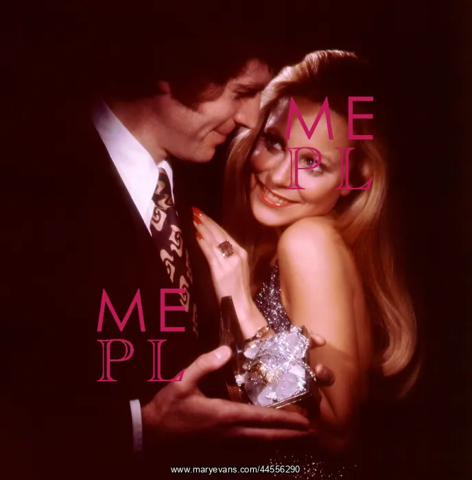 : Retro romantic couple