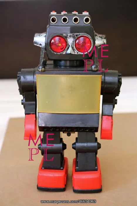 : Retro Toy Walking Plastic Robot - Grey Body (2 / 2) : Retro Toy Walking Plastic Robot - Grey Body (2 / 2)