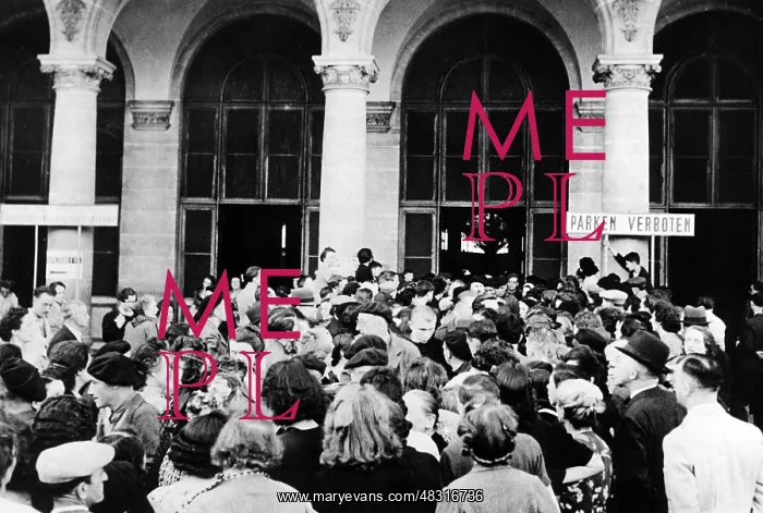 : Return of prisoners of war at Gare de l'Est, 1941 : Return of prisoners of war at Gare de l'Est, 1941