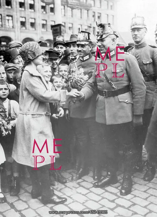 : Return of the Schupo in Essen, 1925 : Return of the Schupo in Essen, 1925