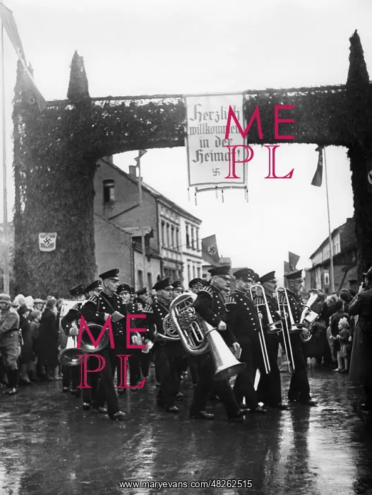 : Returnee in Saarbrucken, 1940 : Returnee in Saarbrucken, 1940