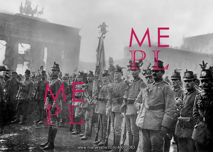  : Returning Guards in front of the Brandenburg Gate, 1918