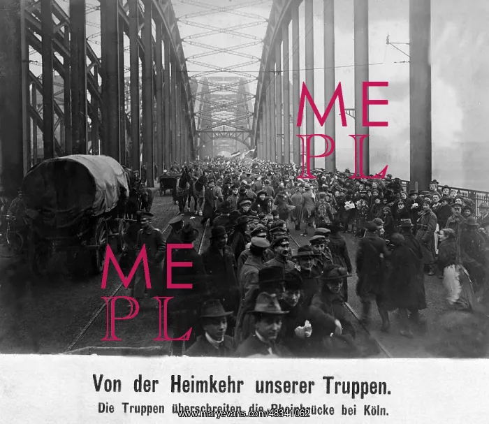 : Returning soldiers on the Rheinbruecke in Cologne, 1918 : Returning soldiers on the Rheinbruecke in Cologne, 1918