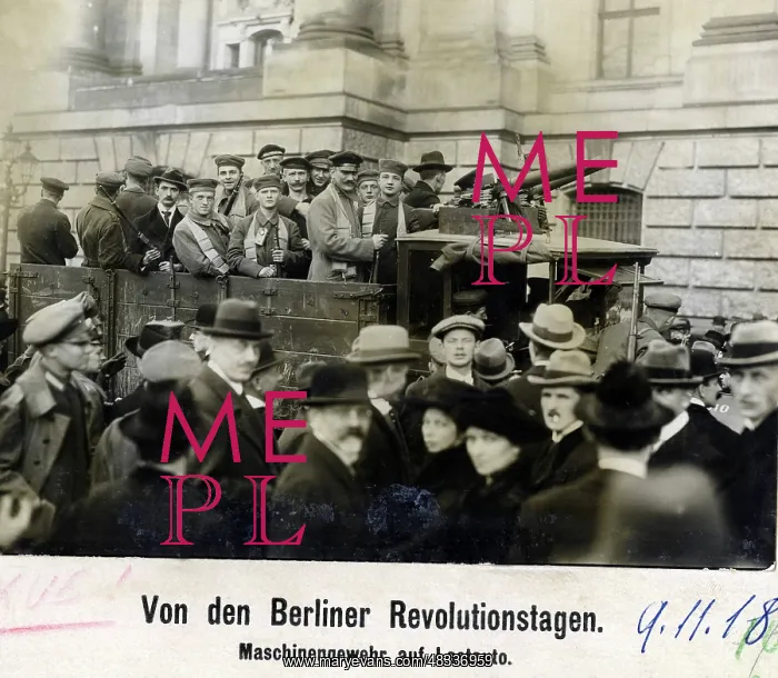 : Revolutionaries in front of the Berlin Palace, 1918 : Revolutionaries in front of the Berlin Palace, 1918