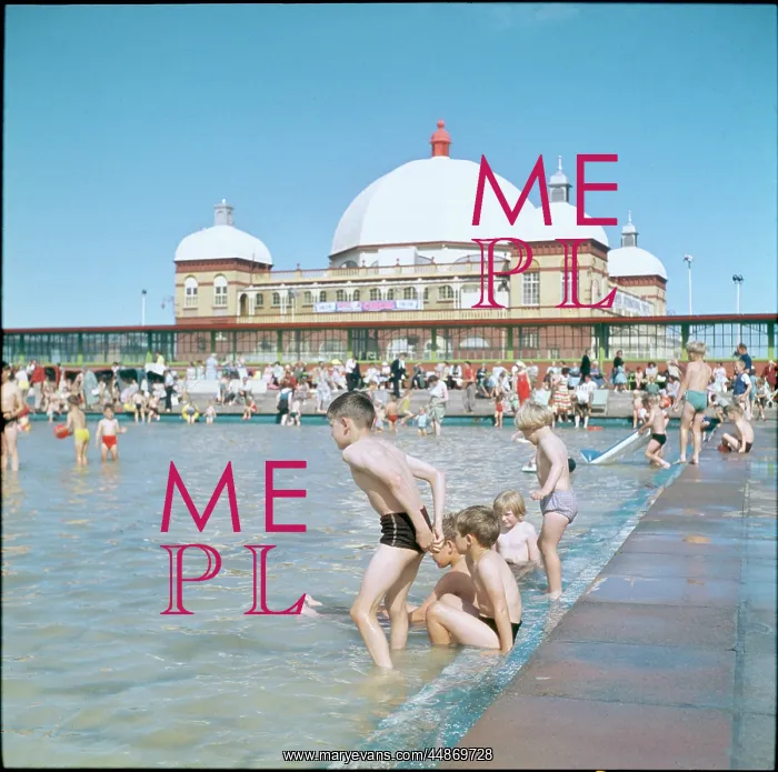 : RHYL LIDO. Children enjoying themselves in the lido next to the pier at Rhyl : RHYL LIDO. Children enjoying themselves in the lido next to the pier at Rhyl