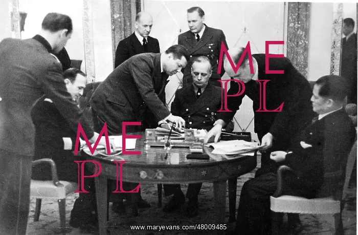 : Ribbentrop, Alfieri and Oshima sign the agreement on common : Ribbentrop, Alfieri and Oshima sign the agreement on common